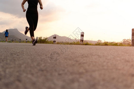 旅行跑步夏天女运动员在一条健康道路上奔跑的妇女运动图片