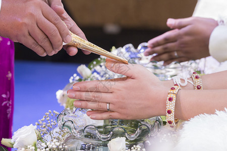 传统泰国式婚礼的浇水仪传统泰语风格的婚礼戒指已重点图片