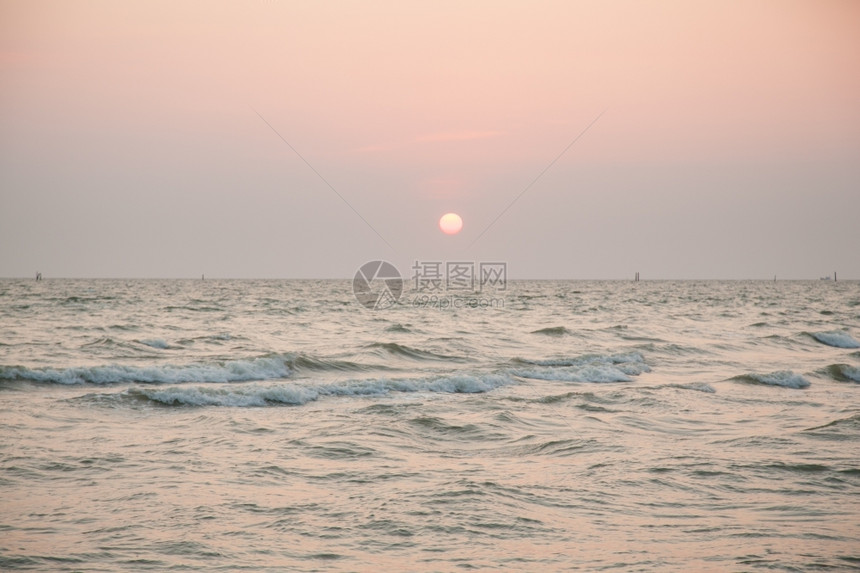 清晨日出早太阳照亮时的泳池阳光日落户外图片