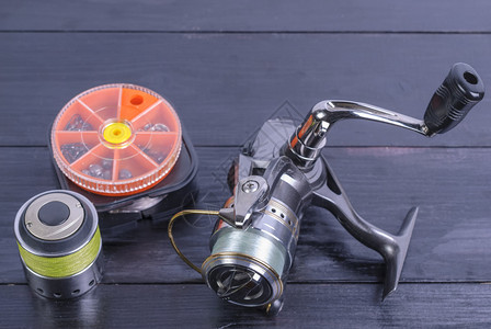 钓鱼钩具用脚手架和橘子箱抽水黑木底的渔具棕色抓住滑轮活动高清图片素材