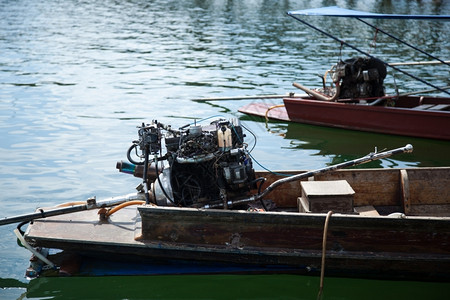 海浪柴油机在河内停泊的动船挂在河内的机动船旅行图片