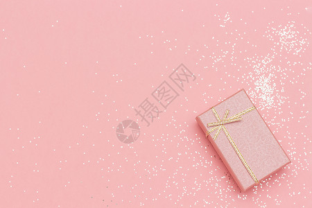 婚花缎空白的最小样式粉色柔和背景角落带蝴蝶结的礼品盒顶视图复制空间模型最小样式粉色柔和背景角落带蝴蝶结的礼品盒婚设计图片