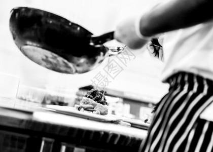 可口餐厅厨师准备食物在房做饭主在工作黑白火炉图片