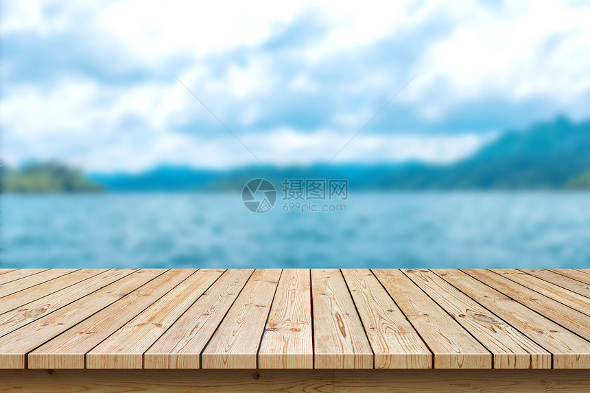 假期质地海背景上方的空木板桌用于显示或补装产品桌子图片