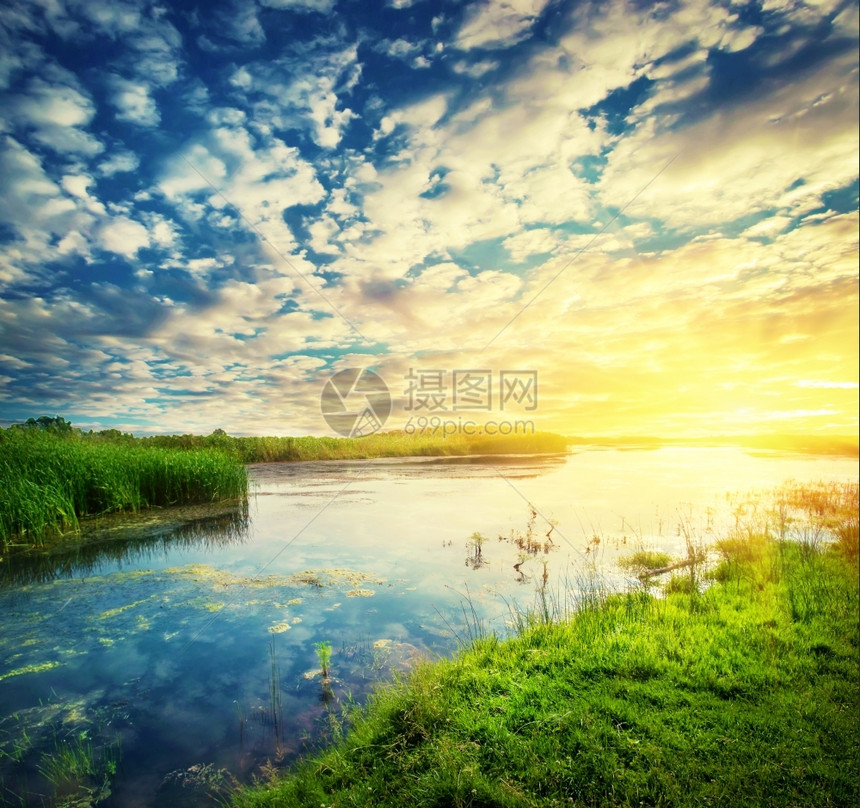 风景与日落的天空和太阳在平静的湖面上自然蓝色的图片