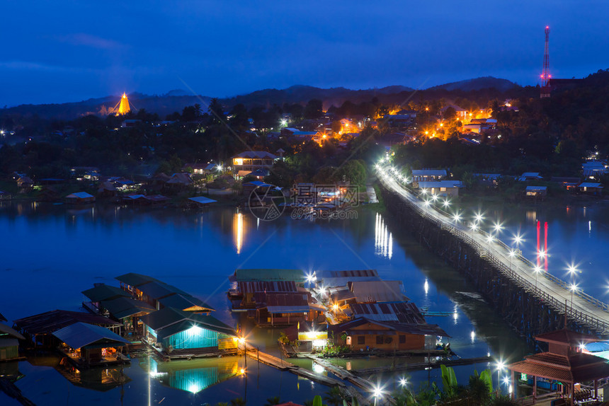 漂浮的城市泰国Kanjanaburi的木桥和山村市场图片