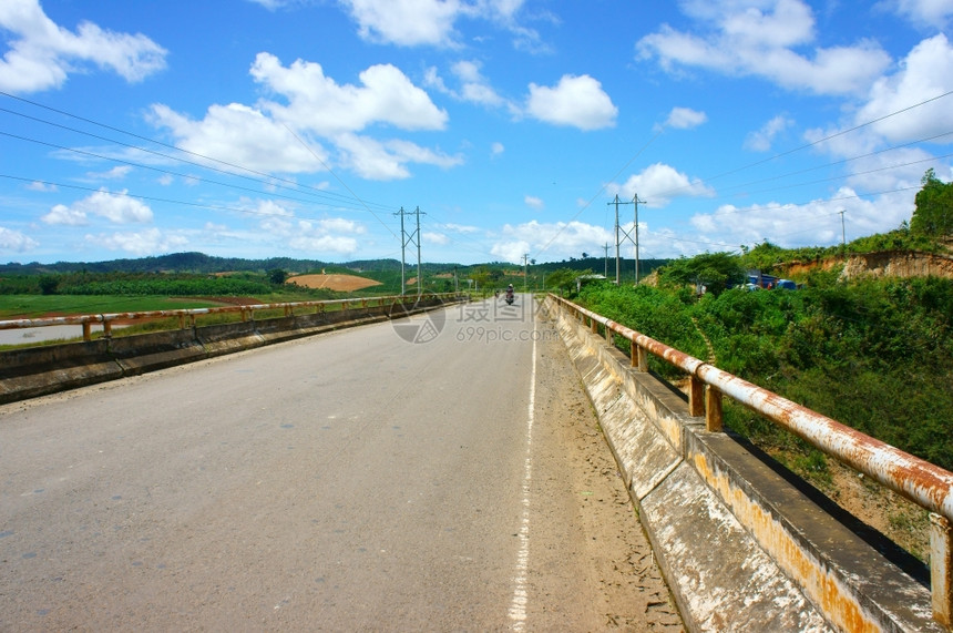 蓝色的越南公路横沙丘丛林农村或山丘旅行路线发现Vetianam蓝天下农村地貌白天运输空的图片