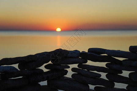 黄色的日落在波罗海西德岛奥兰岸的石墙后被遮掩早晨头图片