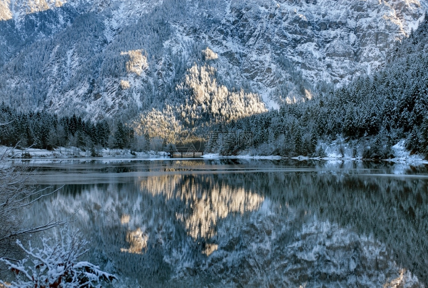 风景明尼斯季节在奥地利一个部分冰冻的湖中景象般冬季反映场景图片