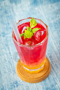 蓝底玻璃杯中的水果泡茶饮料柠檬夏天图片