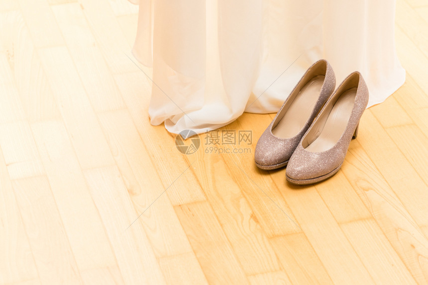 天成人妇女的白婚鞋时尚图片