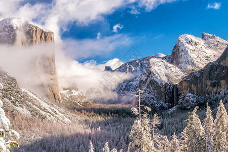 谷Yosemite公园美冬季加利福尼亚州蓝色的景观图片