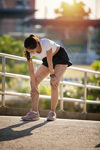 亚裔女选手的腿和膝疼痛运动员训练身体图片