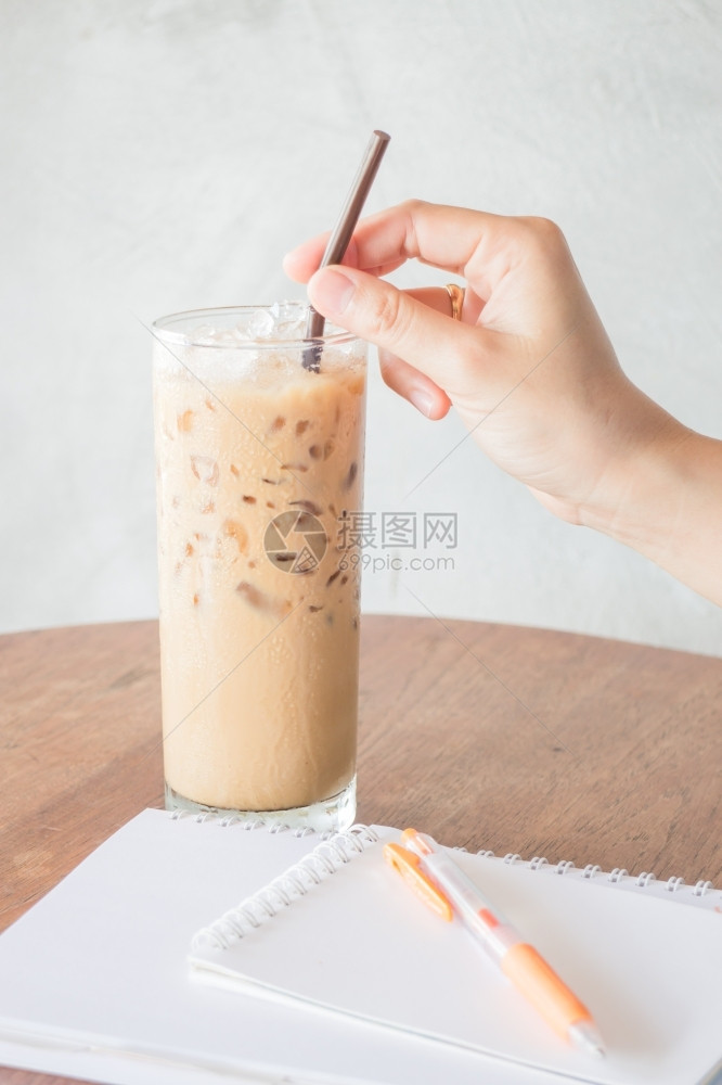 杯子手握着冰咖啡的稻草股票照片创造图片