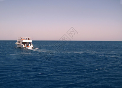 环境休息白船在红海航行色的背景图片