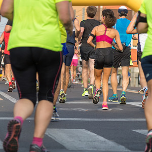 男人慢跑竞争国际马拉松赛跑人们在城市马拉松的道上脚踏民行人背景图片