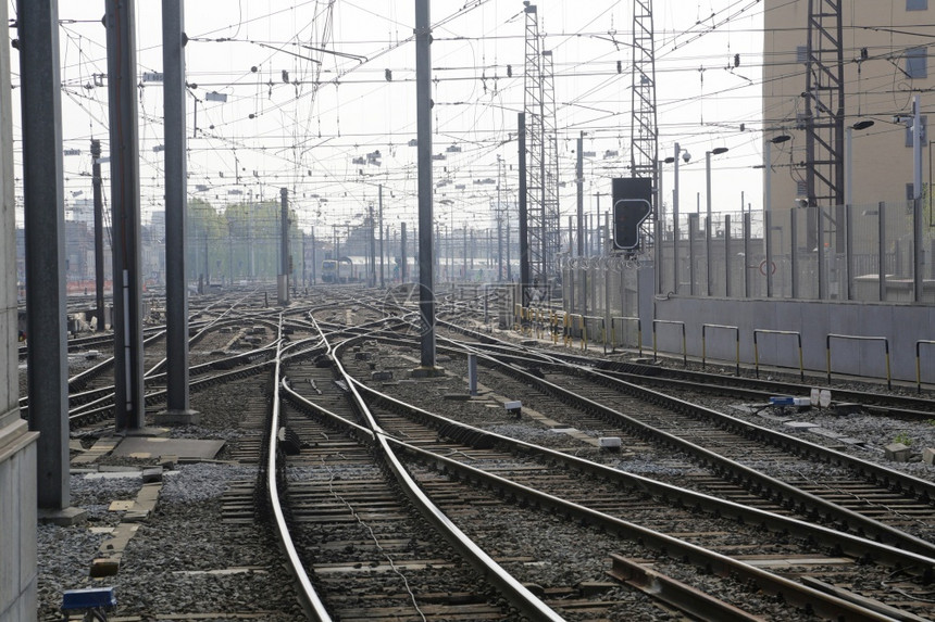 速度布鲁塞尔南铁路站的和火车轨迹列老的旅游图片