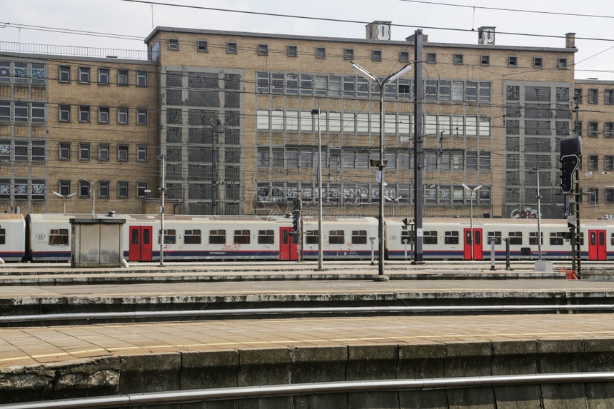 城市布鲁塞尔南铁路站的和火车轨迹列信号驾驶图片