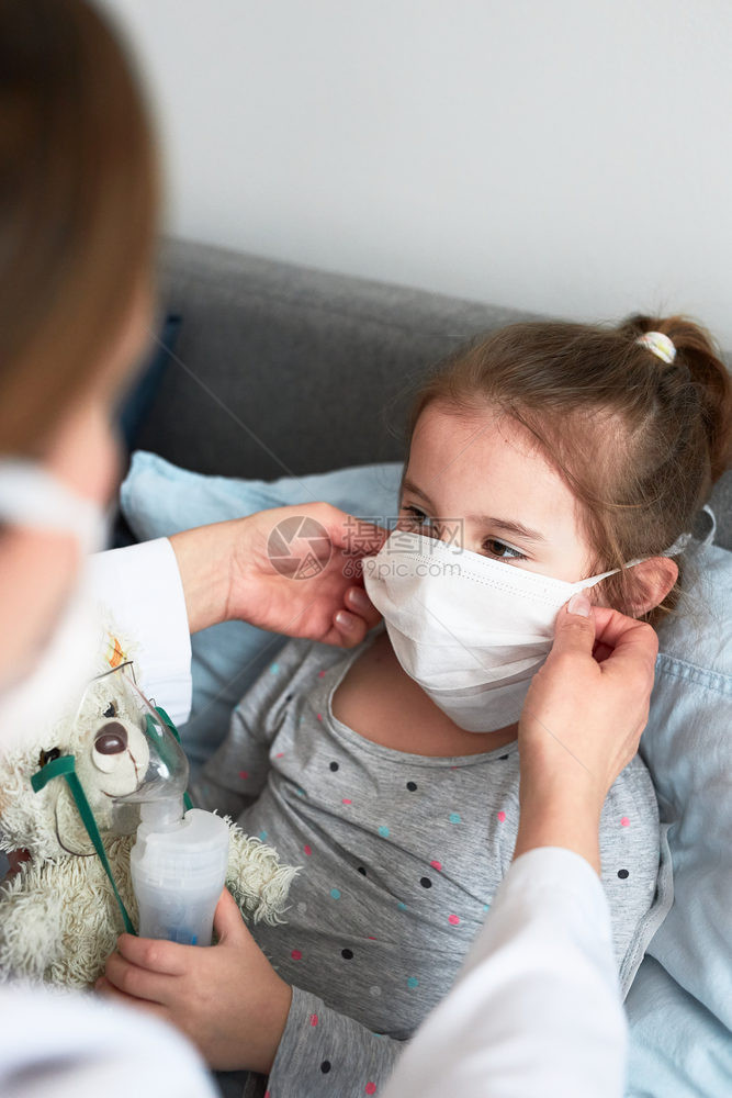 温度计医生用面罩遮住小病人的面部蒙上有病态女孩在接受吸入治疗时使用内雾剂进行吸入治疗寒冷的面具图片