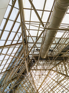 材料项目工厂在设有维修道路的购物中心顶端上方天花板的复杂轮架框图片