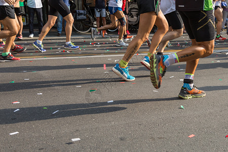 国际马拉松赛跑人们在城市马拉松的道上脚踏民行人竞争国际的户外图片