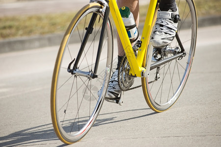 娱乐水骑自行车的人在乡村公路上骑自行车的男运动员人数偏少图片