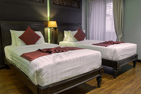 照明优雅的酒店床铺内有桌灯双床图片