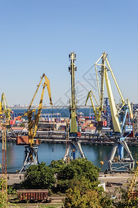 绞刑架加载码头区乌克兰敖德萨港商业海大起重机背景图片