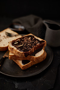 三明治切片甜点巧克力奶油在一块吐司的巧克力奶油上图片