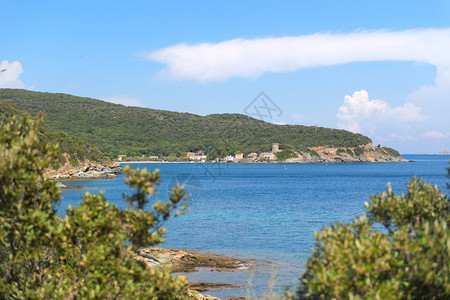 CorseCorse海岸有小村庄和Genuan防御塔如画假期科西嘉岛图片