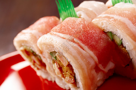 日本菜食配培根的寿司卷亚洲人芥末芝麻图片