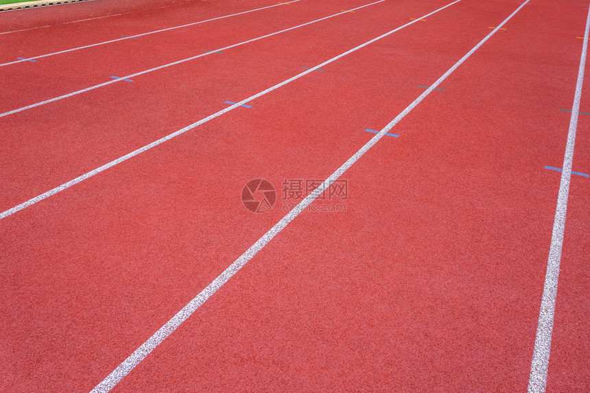 体育场白线和户外体育场赛马红色橡皮道的纹身是8条田径和绿草地有白色运动场和履带橡胶竞技场游戏图片