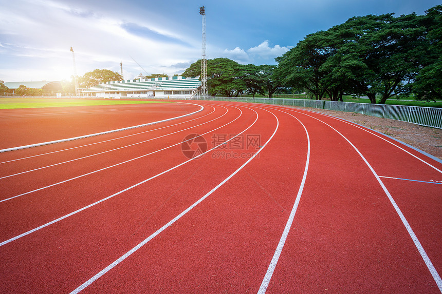 地面体育场白线和户外体育场赛马红色橡皮道的纹身是8条田径和绿草地有白色运动场和履带比赛红色的图片
