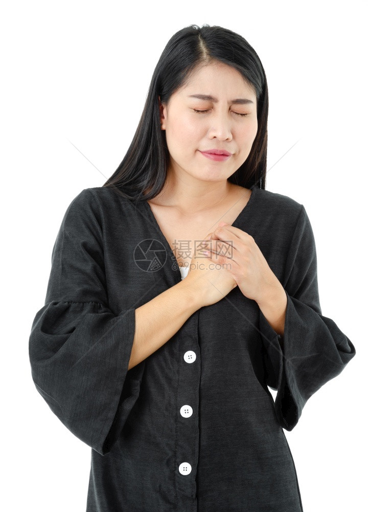 不良卫生保健身着黑色衣服在白背景上被孤立双手放在胸前脸部感到痛苦的心跳病手势年轻妇女图片