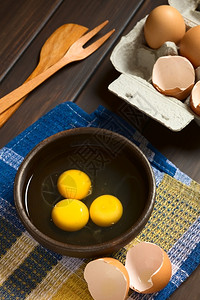 碗里的生蛋黄图片