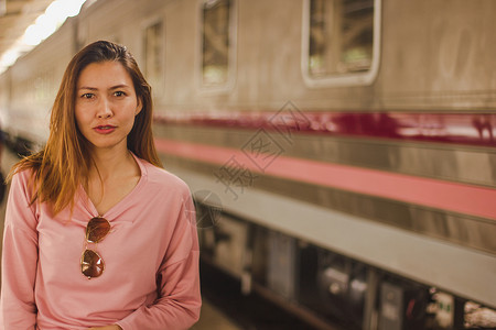 包亚洲人成妇女与火车站在一起图片