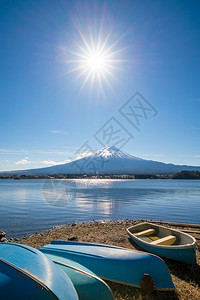 观光在日本川口子湖与藤山和渔船一起发射的太阳星效应晚上风景图片