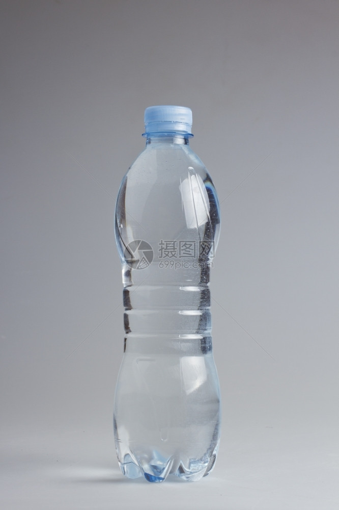 白底的蓝色水塑料瓶子合作用降低喝图片