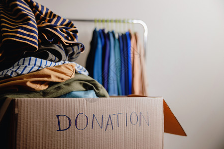 捐衣服交货光顾捐赠概念准备旧衣服从沃德罗贝拉克带入一个捐赠箱聚焦文字社区背景