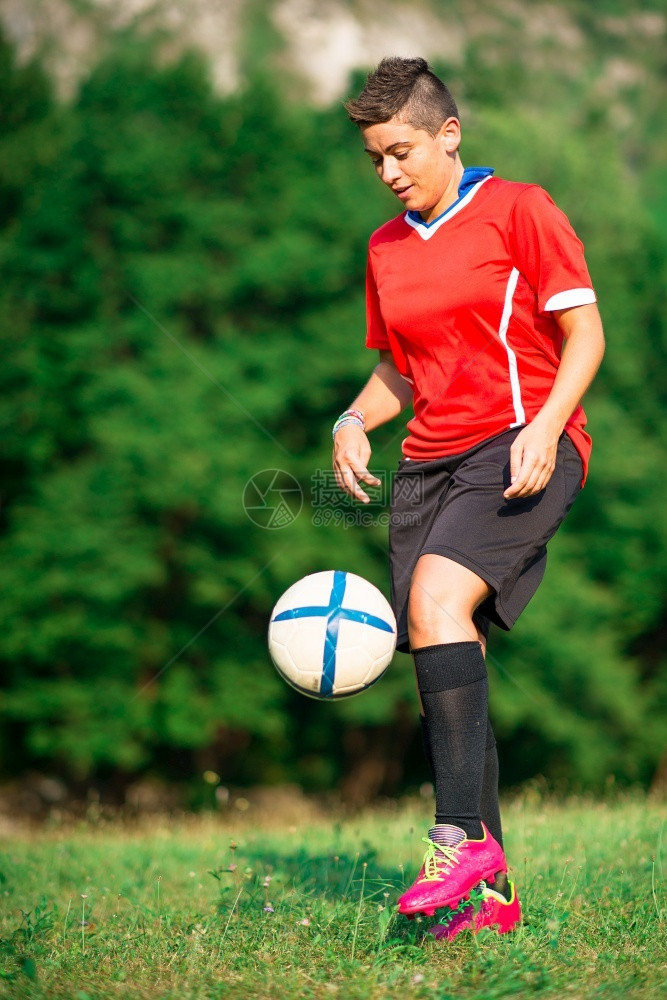 白种人女足球运动员肩膀的图片