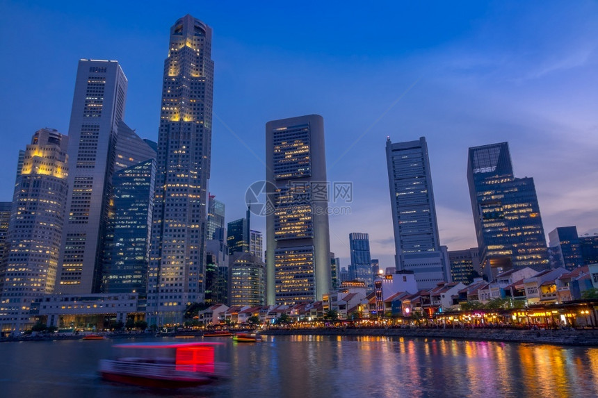 地标新加坡与咖啡馆和摩天大楼在新加坡与Skycrapers的Quay上黄昏天际线图片