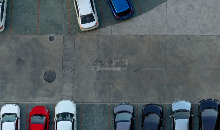 行业蓝色的运动顶视图混凝土停车场在公寓车场的汽鸟瞰图带空槽的室外停车位道路上的单向交通标志停车场外视图图片