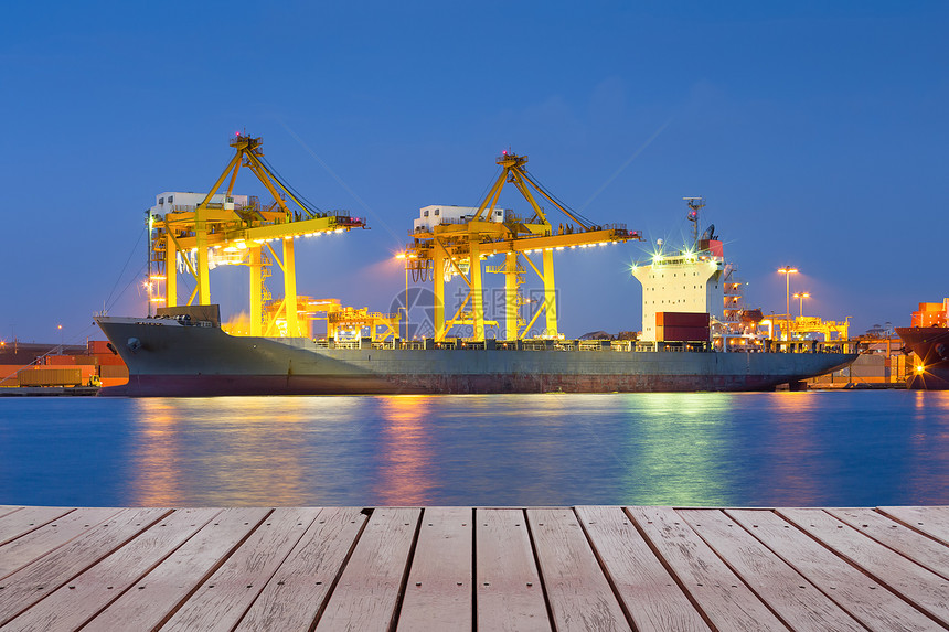 航海的商业在港口与起重机一工作的货运船和物集装箱用于后勤和运输工作背景货图片