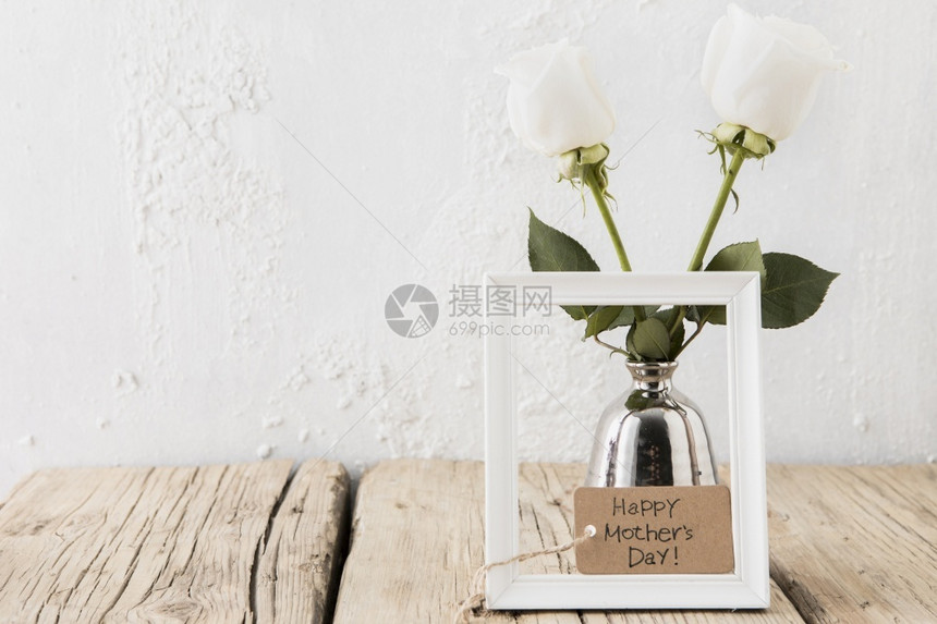 非常卡片美丽的以白玫瑰花瓶形式刻上幸福母亲的一天图片