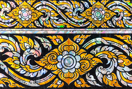 细节雨后庙门上传统泰国艺术东花的图片