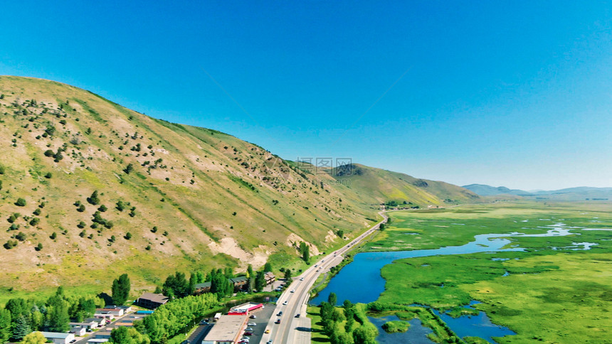 连续下坡镇夏日清晨怀俄明州JacksonHole家和美丽的山峰全景空中观察旅行图片