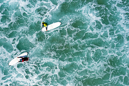 水支撑自然冲浪者在海上的空中拍摄图片