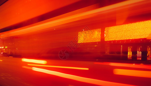 竿建造快速地现代的夜晚城市街道在大楼旁边的棍杆上闪亮快速汽车小红灯和黄光夜背景抽象路边闪发光设计图片