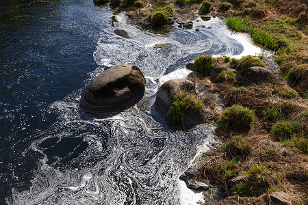 垃圾因洗涤剂或肥皂破坏而污染水的河岸景点环境液体化学图片