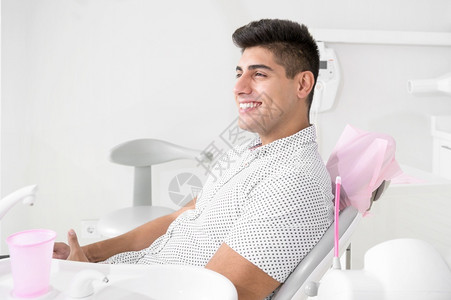 牙诊所里的男病人图片